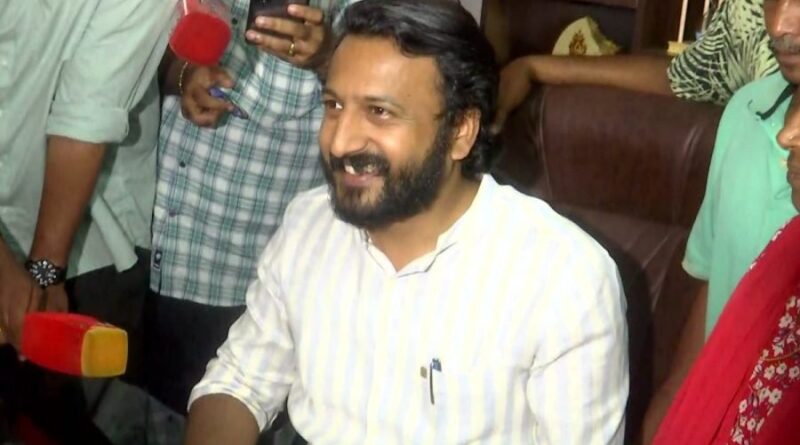 എംഎൽഎ ഓഫീസിലെത്തി രാഹുൽ മാങ്കൂട്ടത്തിൽ; കെെകൊടുത്ത് സ്വീകരിച്ച് പ്രവർത്തകർ